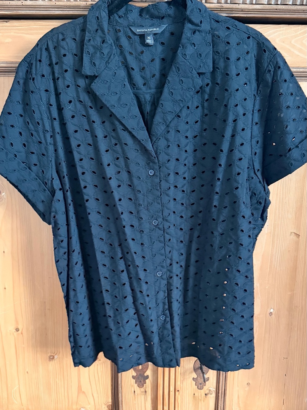 BWOT Banana Republic Factory Black Eyelet Short Sleeve Button-Down